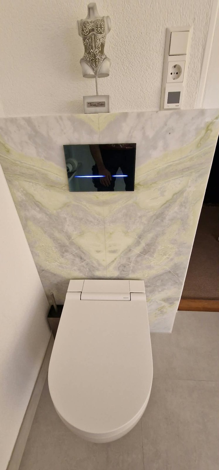 Montiertes Wand-WC mit Betätigungsplatte