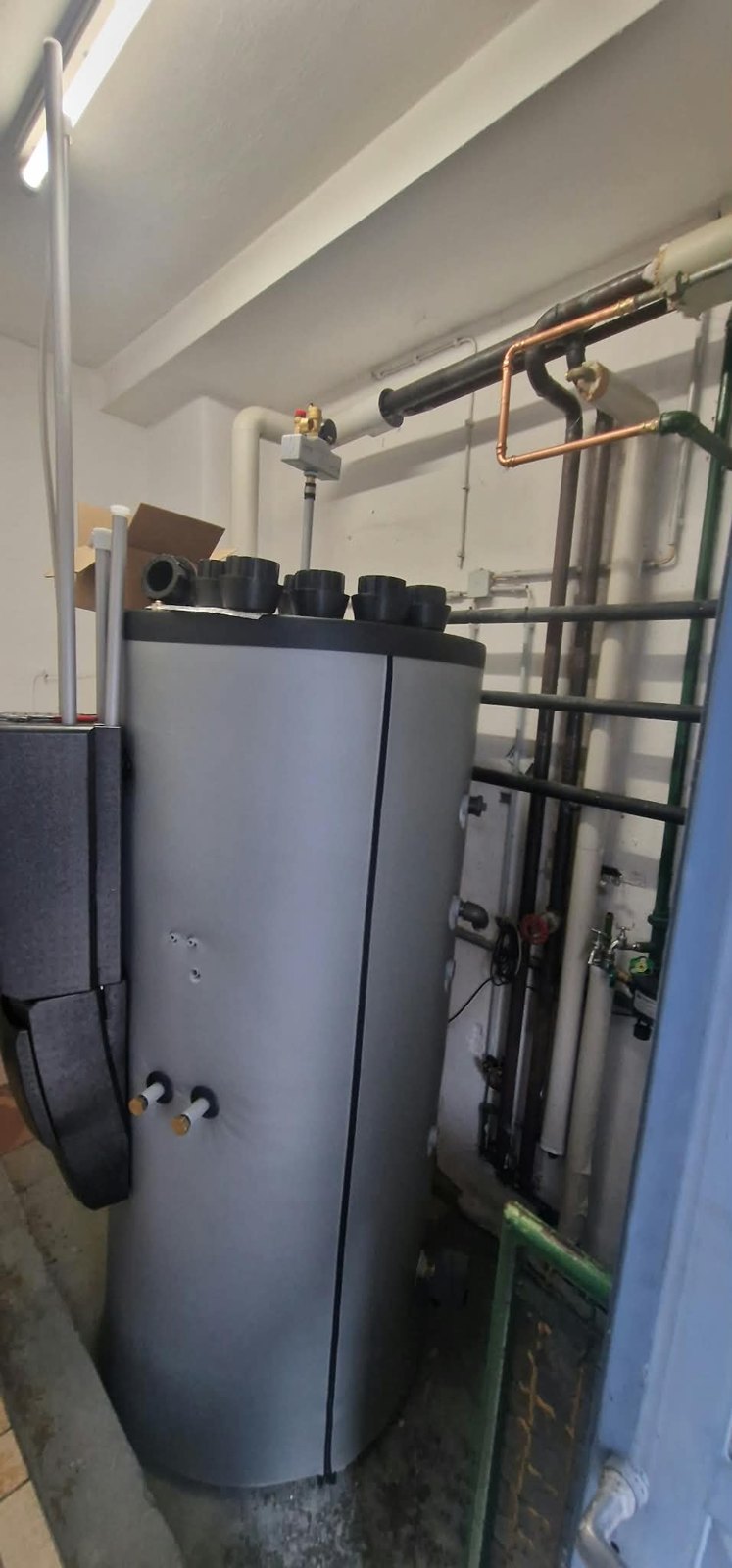 Speicher und Rohrleitungen im Technikraum