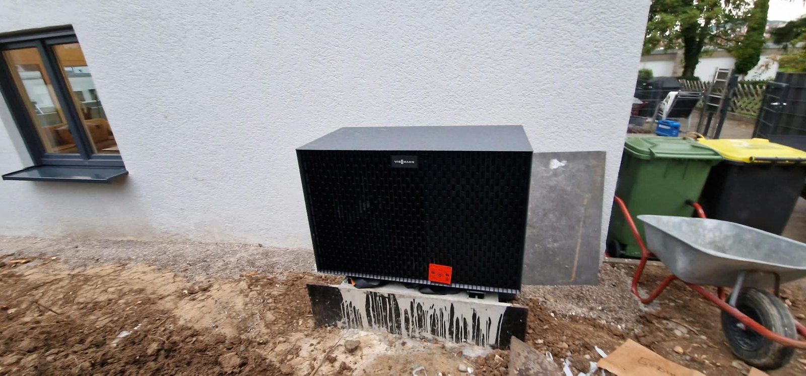 Wärmepumpen-Außeneinheit während der Installation