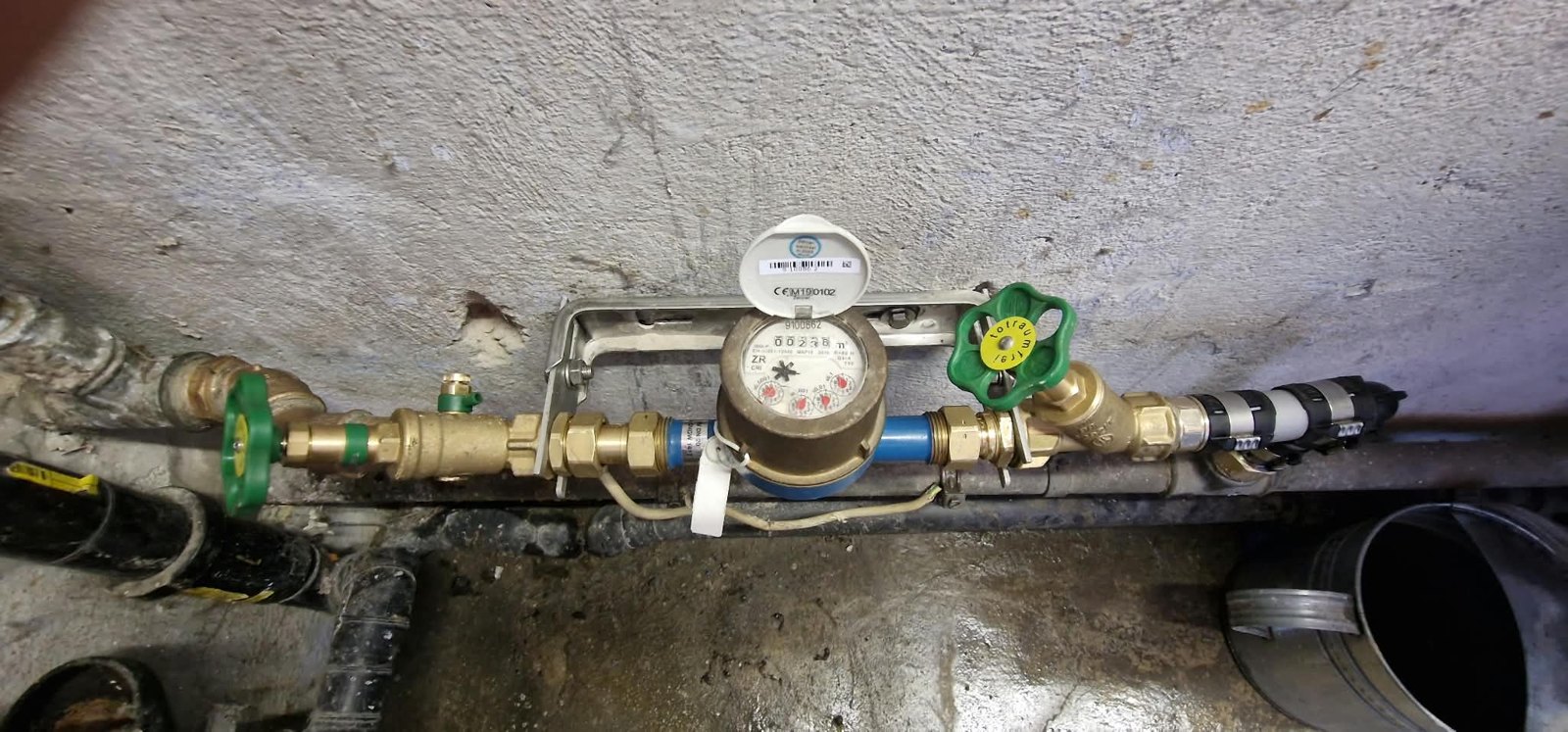 Zähler und Armaturen am Wasseranschluss