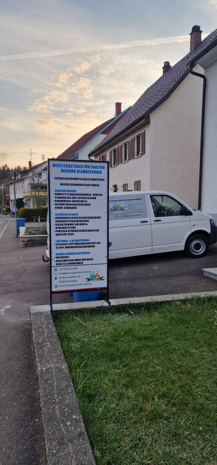 SBE-Firmenfahrzeug und Firmenschild