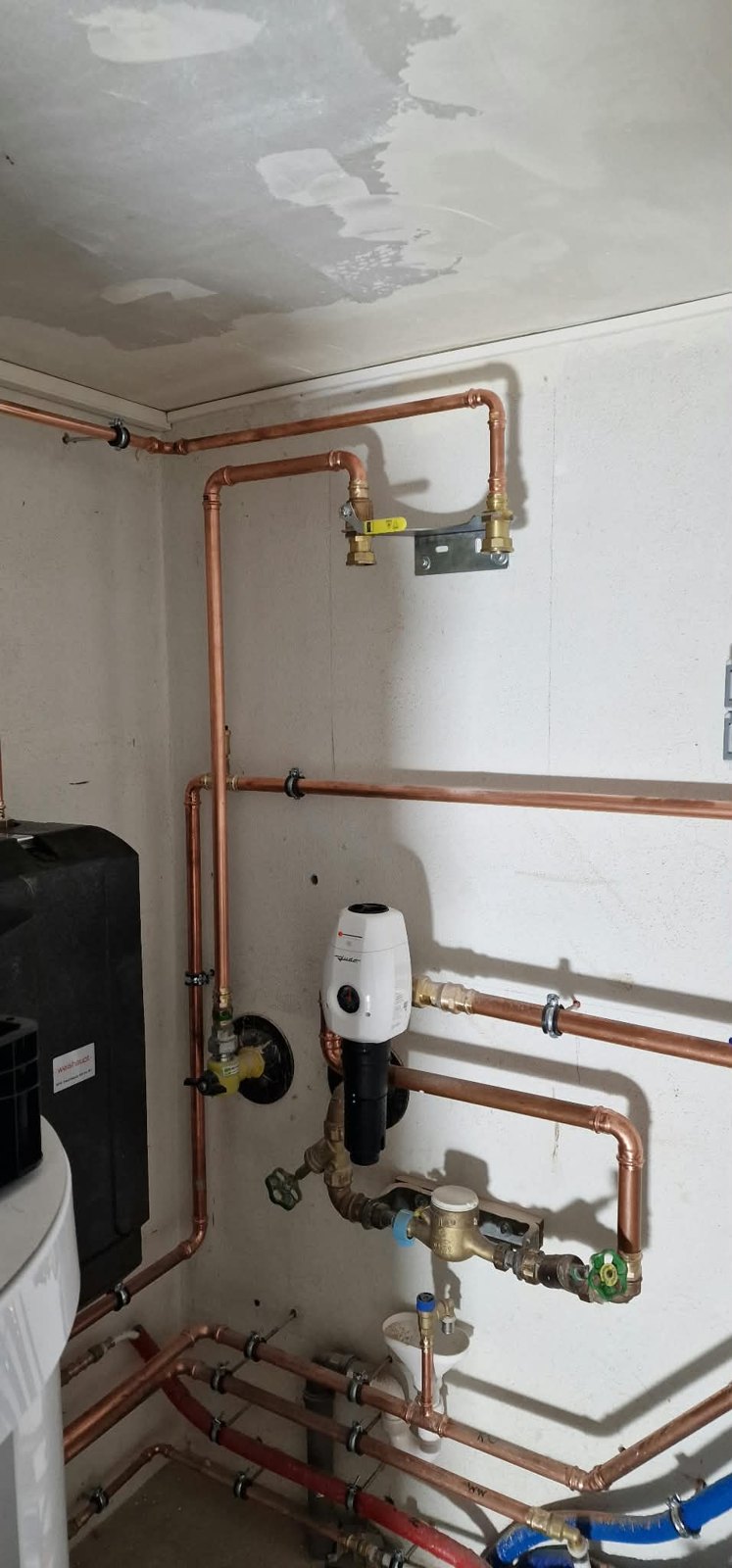 Kupferleitungen, Wasserfilter und Anschlüsse im Technikraum